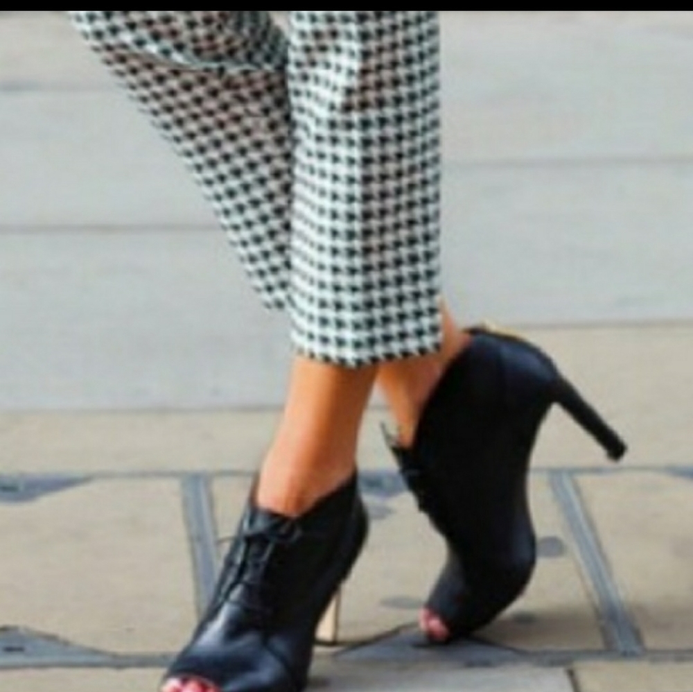 Louise et cie Lo- vernonia chestnut toe bootie new without the box.